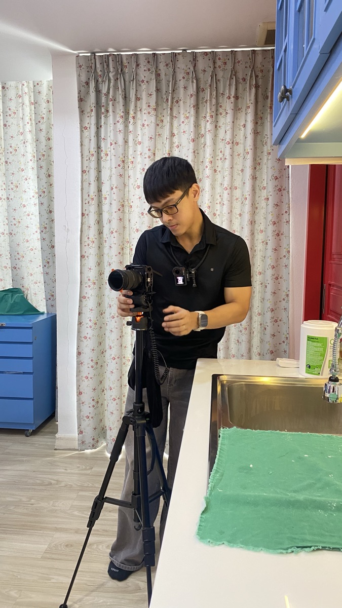 ยูกำลังตั้งกล้องหน้ากองถ่ายงานลูกค้า