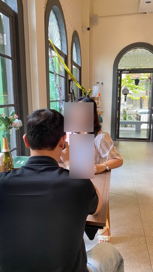 ยูนั่งคุยบรีฟกับลูกค้าที่ร้าน