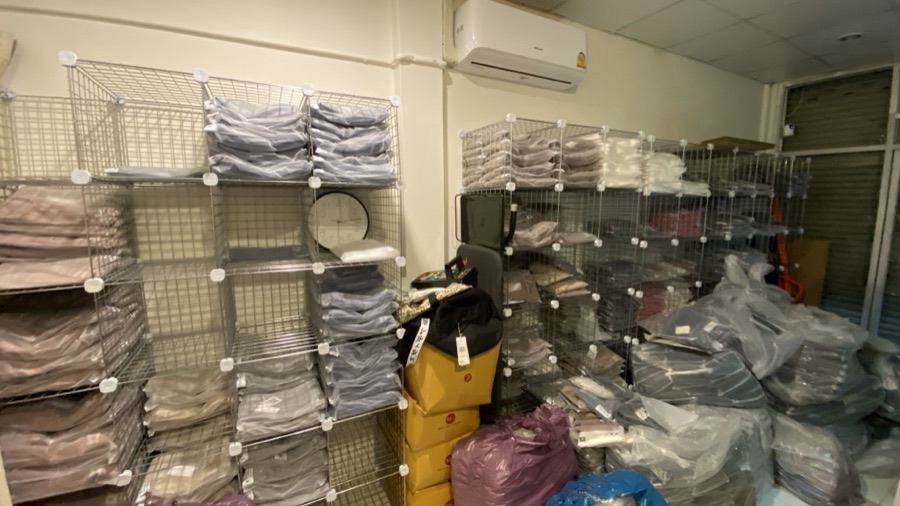 สต็อกเสื้อผ้ากองเต็มห้อง